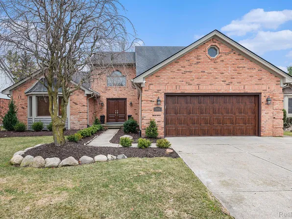 17076 Huntington Woods Dr, Macomb, MI 48042