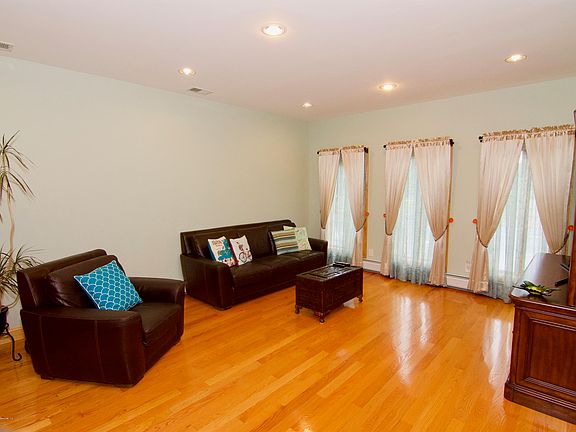 3rd image of 305 Sharrott Ave