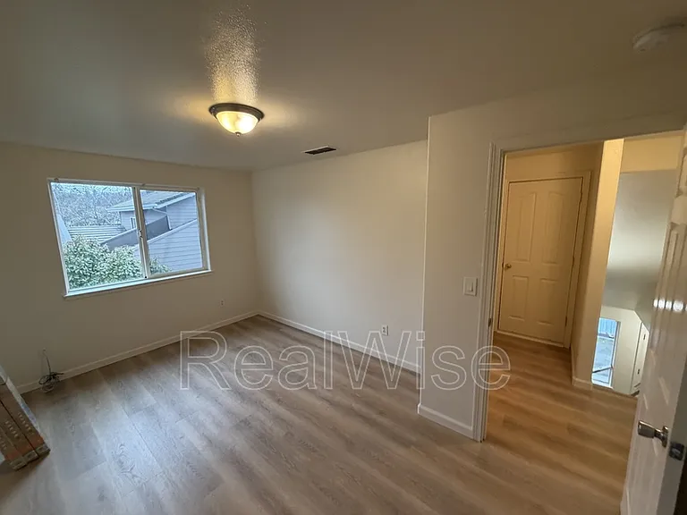 241 NE School St — Photo 14