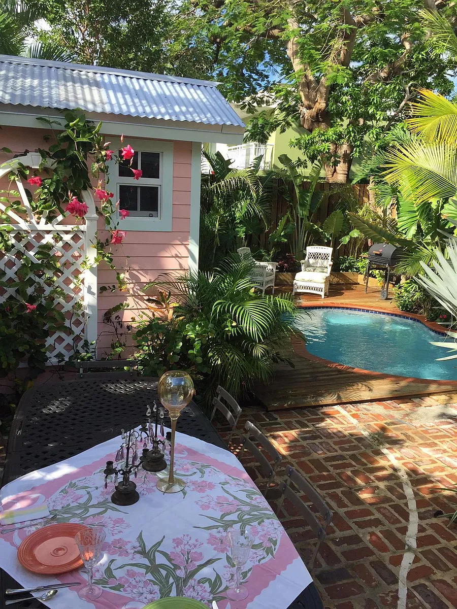 The Guest Cottage and Pool - 1308 Elizabeth St