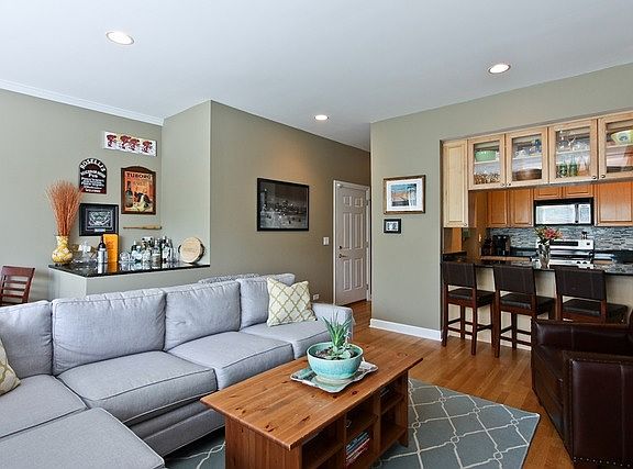 3rd image of 2923 N Damen Ave #2