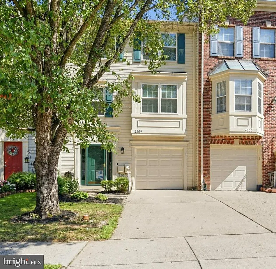 3 bed, 2.5 bath, 2069 sqft, $3,100 — Photo 2