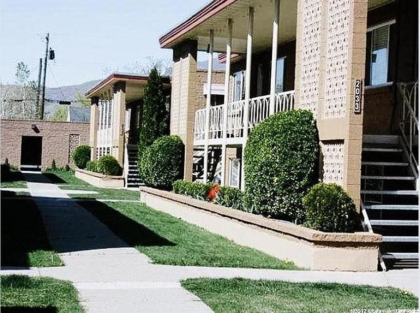 Exterior of building/complex. It has an awesome mid-century vibe with those breezeblocks!