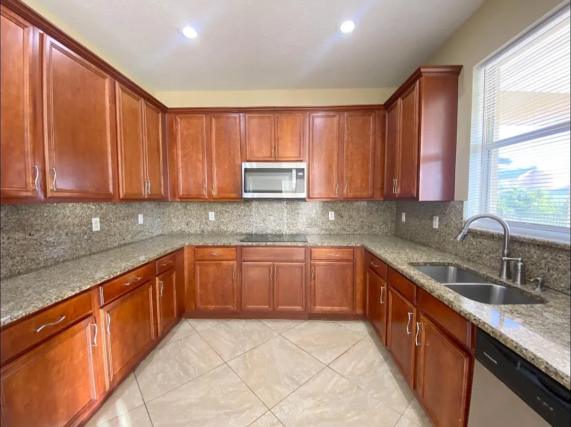 4 bed, 2.5 bath, 2650 sqft, $2,600 — Photo 2