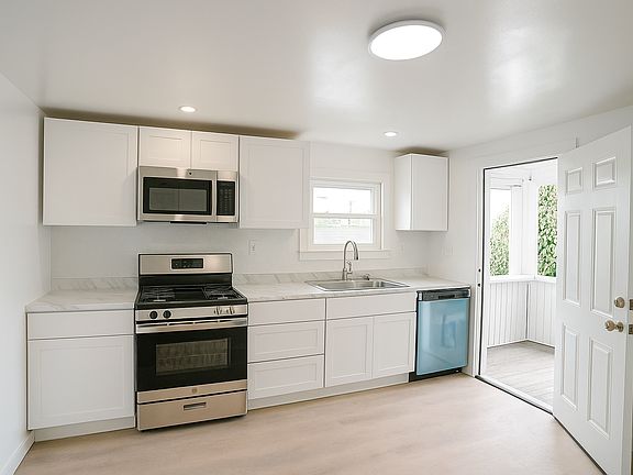 3rd image of 3 Emmett St APT 1