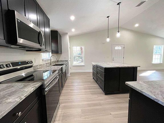 4th image of 328 NW Honeysuckle Way