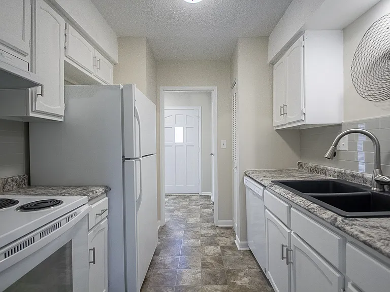 10724 W 88th Ter — Photo 7