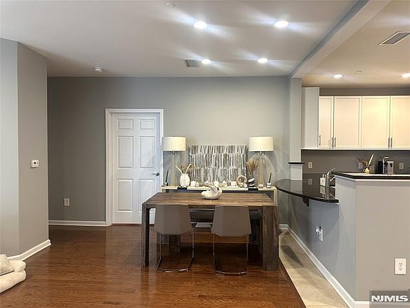 5th image of 2208 Riverview Ave #208