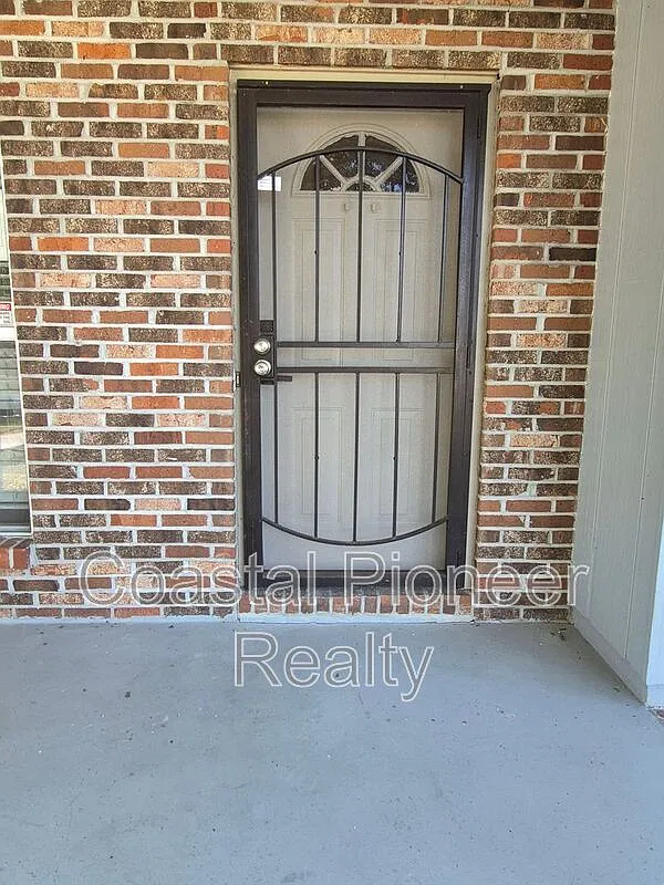 6 bed, 3.0 bath, 2731 sqft, $3,150 — Photo 3