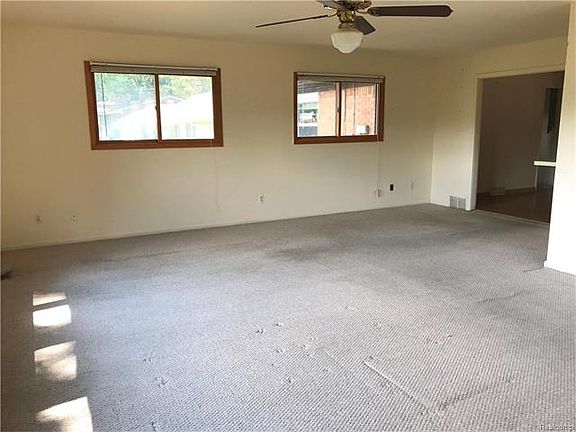 5th image of 32707 Cloverdale Ave