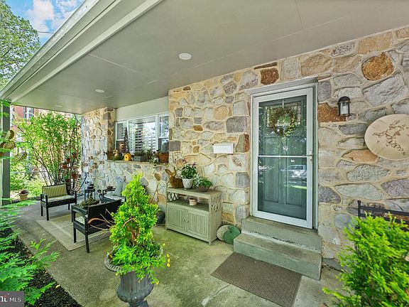 2nd image of 824 Edmonds Ave