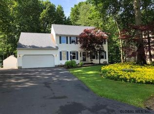 73 Orchardview Dr, Halfmoon, NY 12065