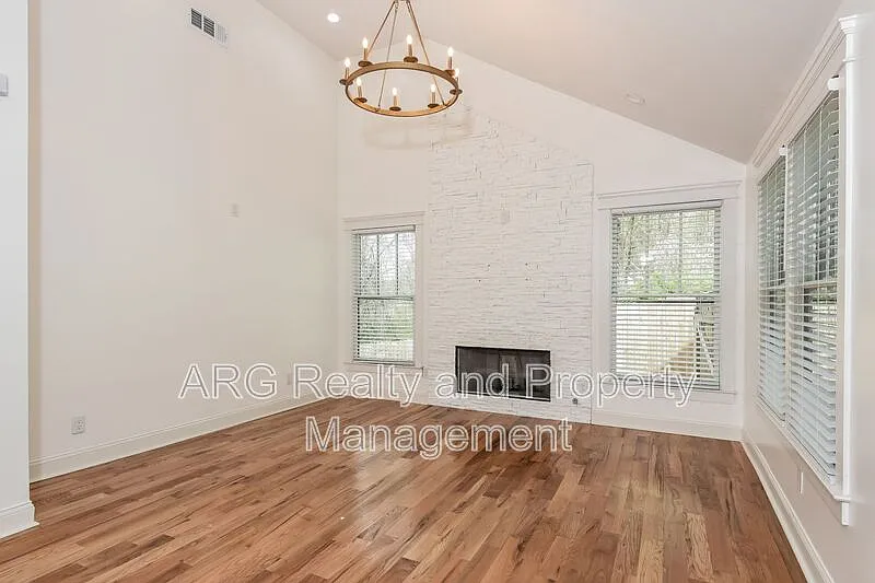 3 bed, 2.5 bath, 2131 sqft, $2,150 — Photo 4