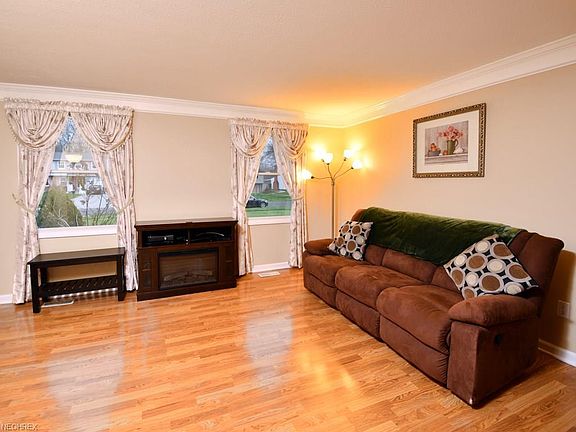 4th image of 22293 Lorraine Dr