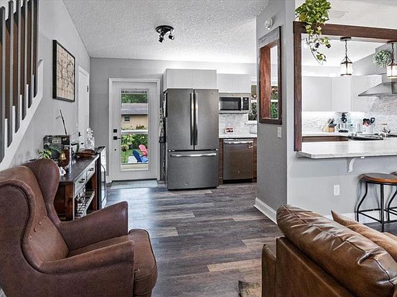 3rd image of 5015 Seville Dr