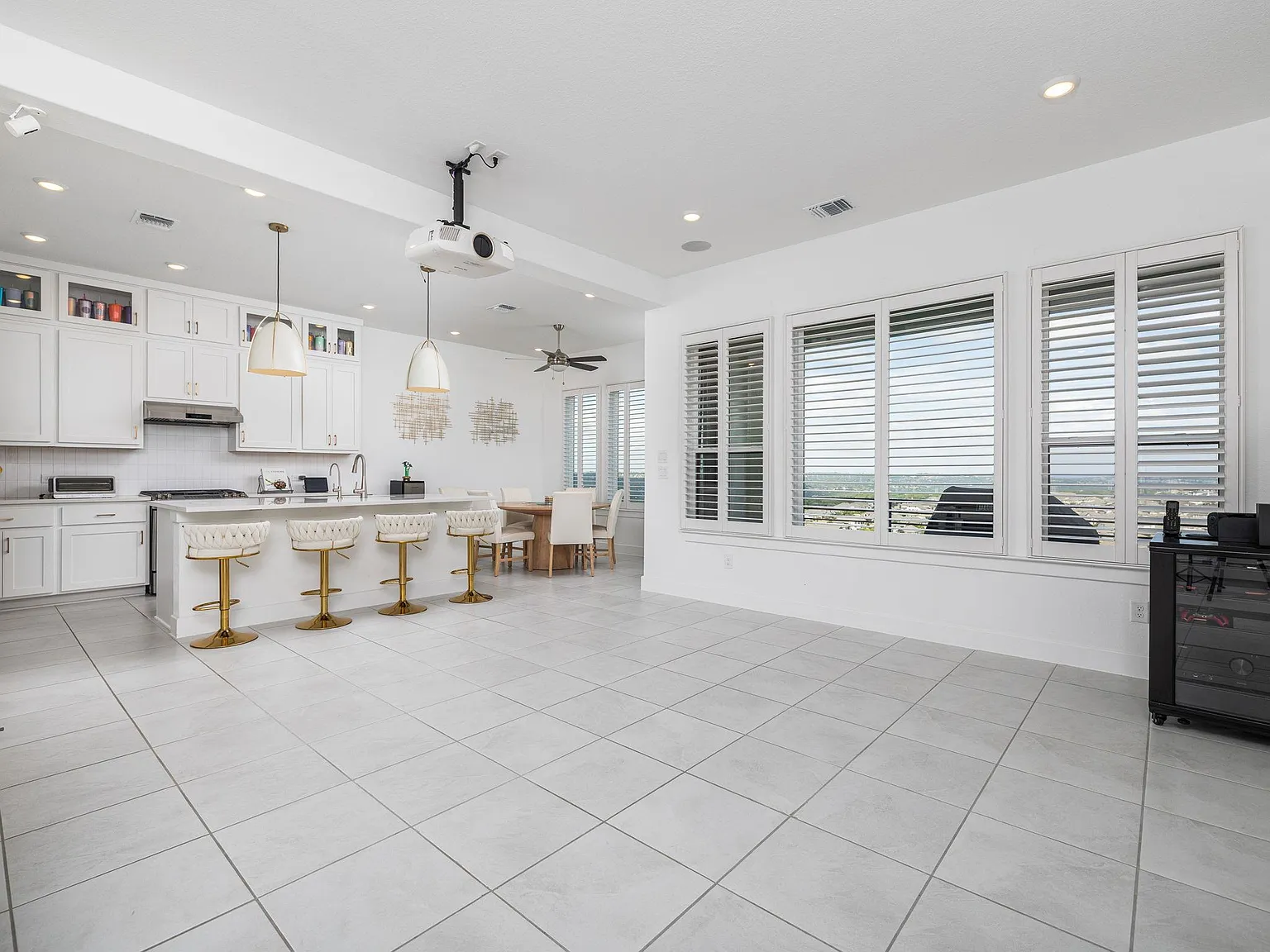 4 bed, 2.5 bath, 1840 sqft, $4,000 — Photo 4