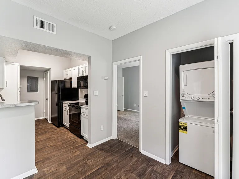 Waterford Creek Apartments — Photo 15