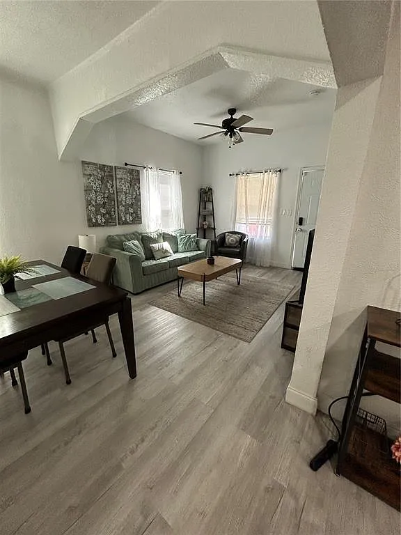 3 bed, 2.0 bath, 1043 sqft, $2,000 — Photo 3