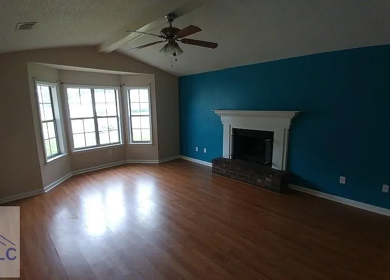 806 Malibu Dr — Photo 2