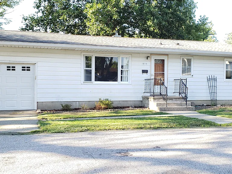 1810 Virginia St — Photo 2
