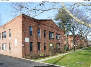 30 Middleneck Rd #2R, Roslyn, NY 11576