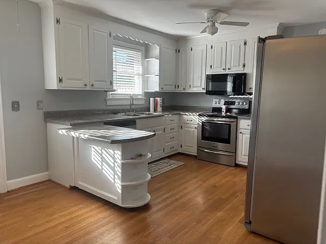 701 Greenleaf Ln — Photo 3
