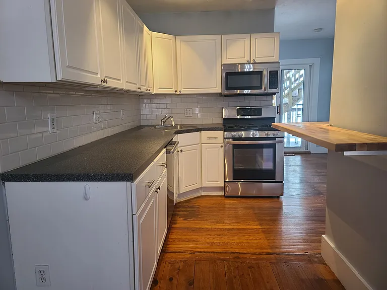 216 W 9th St #1 — Photo 7