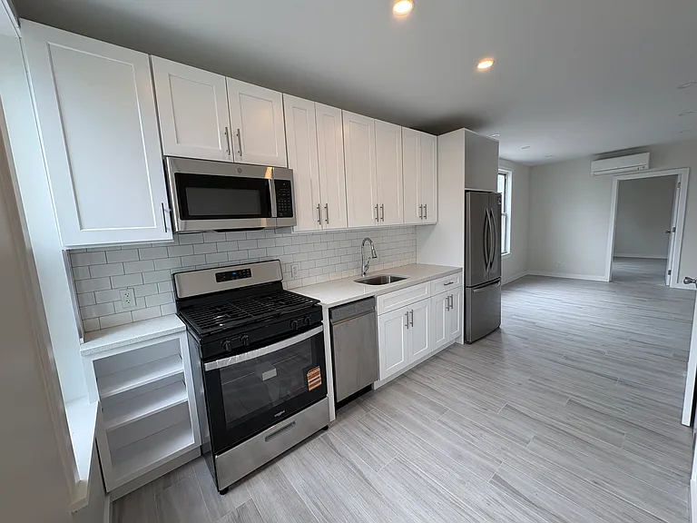 3068 45th St #3RR — Photo 8