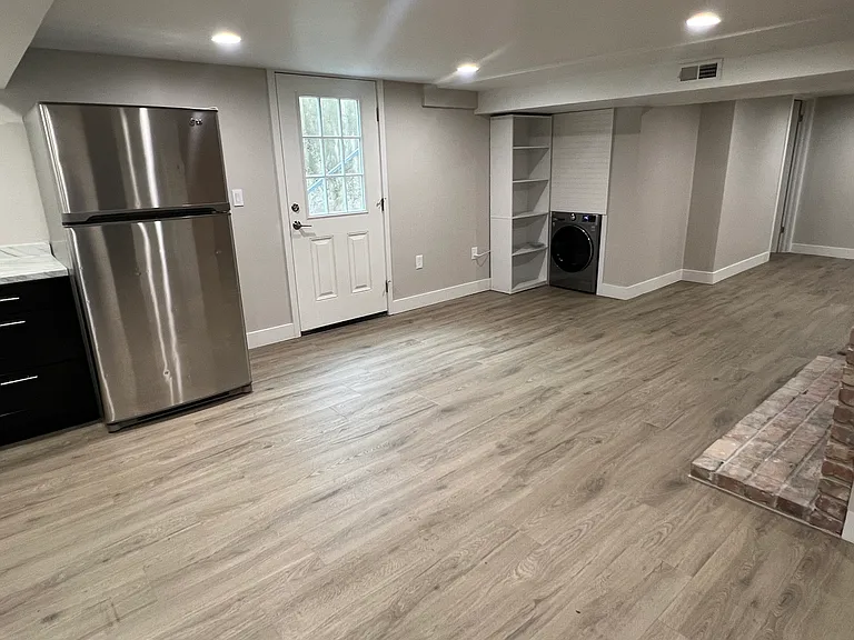 Entrance door and washer/dryer
