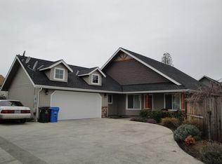 1390 SW David Dr, Grants Pass, OR 97527