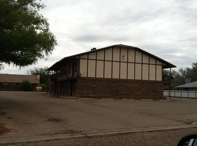 Located in Colonial Park. Off street parking!