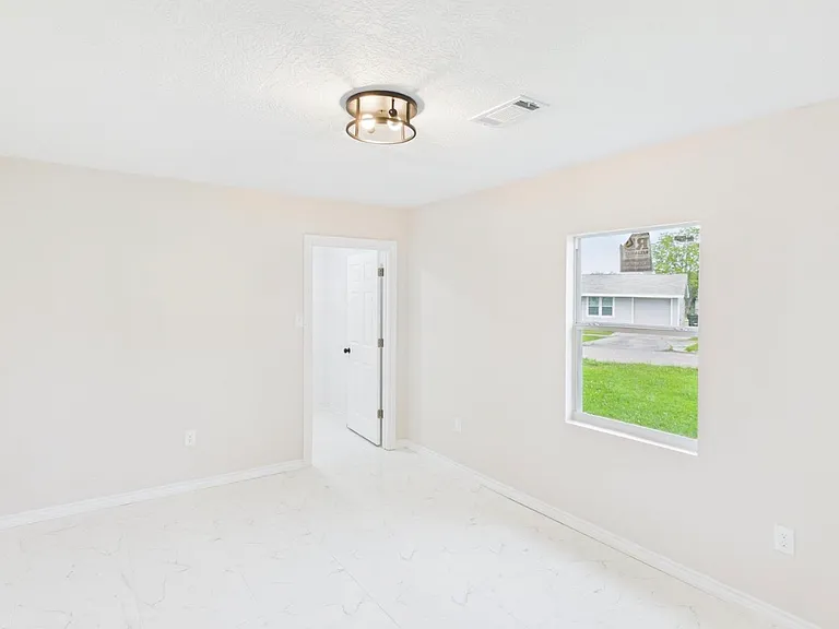 300 Linkwood St — Photo 4