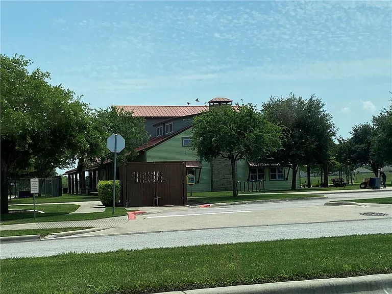 2813 Waterson St — Photo 38