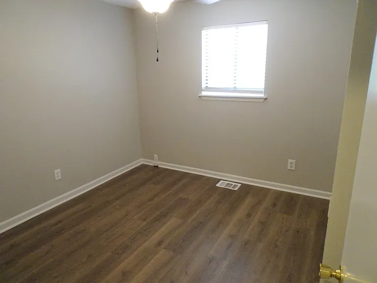 13-15 Oakmount Dr — Photo 9