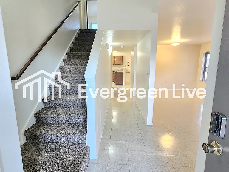 233 Raven Dr — Photo 2