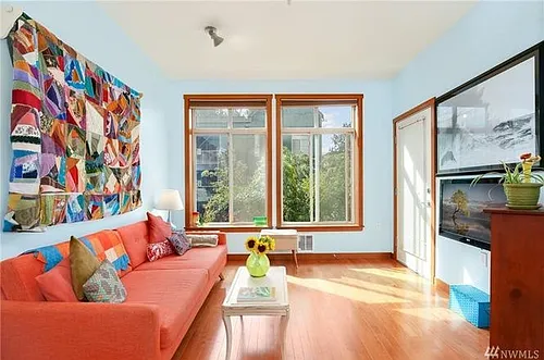 910 Gladstone #209 Photo 1