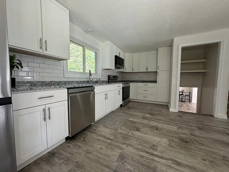 1270 Riverside Dr — Photo 5