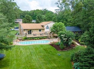 5210 Honeysuckle Ln, New Holland, PA 17557