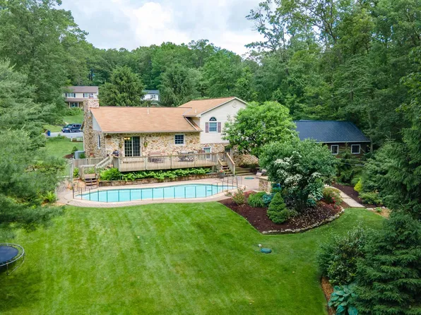 5210 Honeysuckle Ln, New Holland, PA 17557