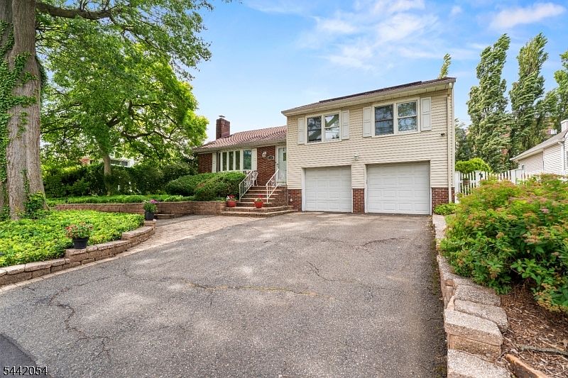 1st image of 21 Ravine Ave