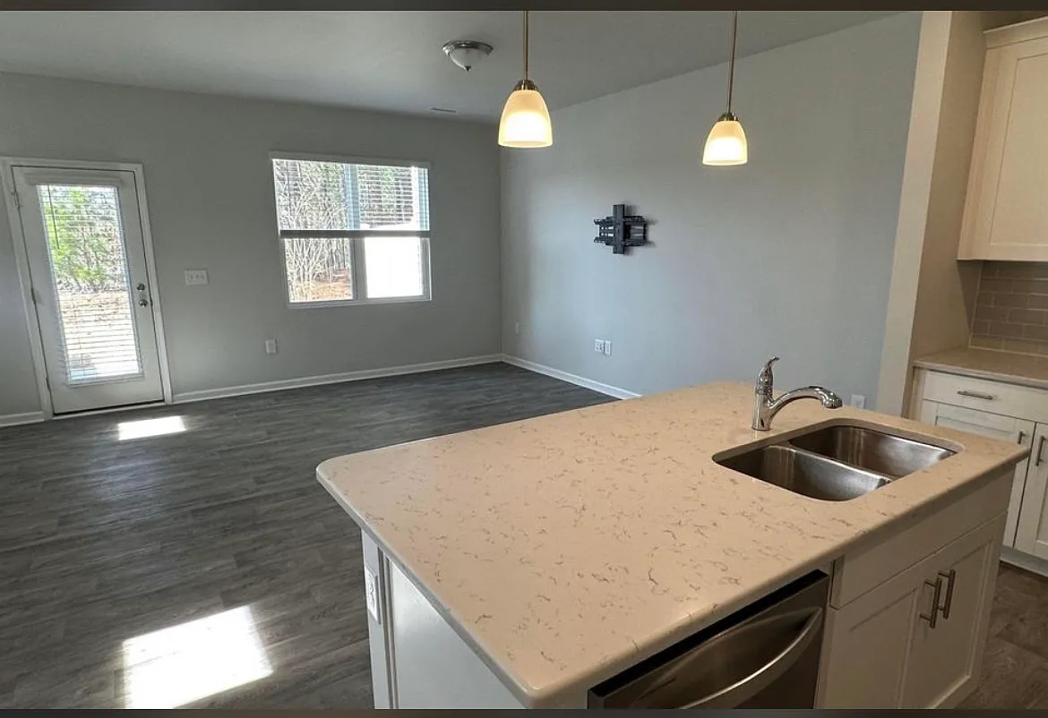 3 bed, 2.5 bath, 1652 sqft, $1,800 — Photo 3