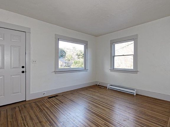 2nd image of 3916 Archmont Pl