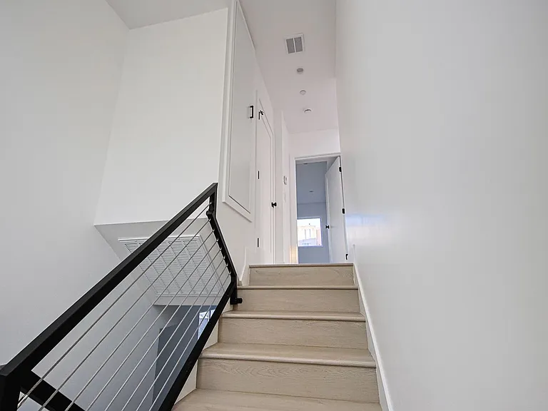 1223 N June St — Photo 32