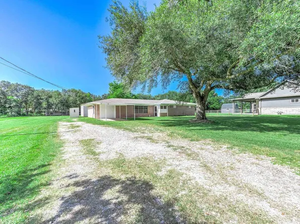 110 Mustang Dr, Alvin, TX 77511