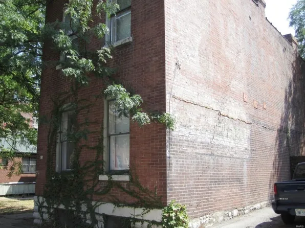 818 Russell Blvd, Saint Louis, MO 63104