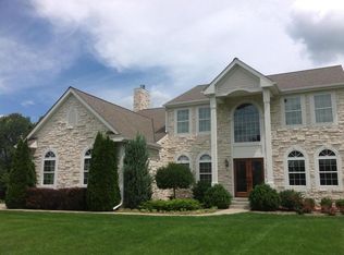 W154N6076 Hickory Hollow Ct, Menomonee Falls, WI 53051