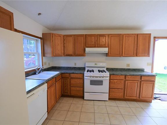 3rd image of 212 Pine St