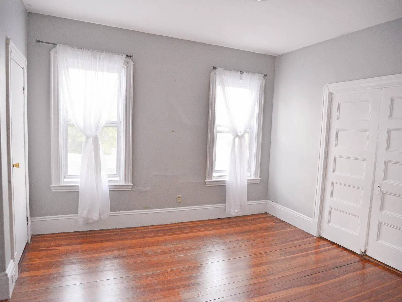 3 bed, 1300 sqft, $2,700 — Photo 2