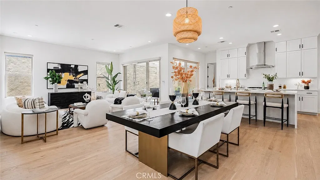 4 bed, 4.5 bath, 3030 sqft, $9,000 — Photo 2