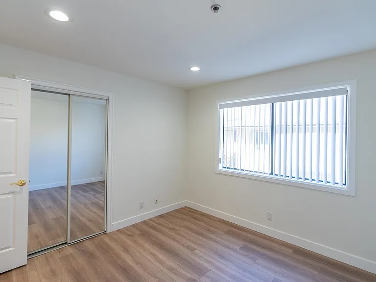 1760 N Alexandria Ave — Photo 25